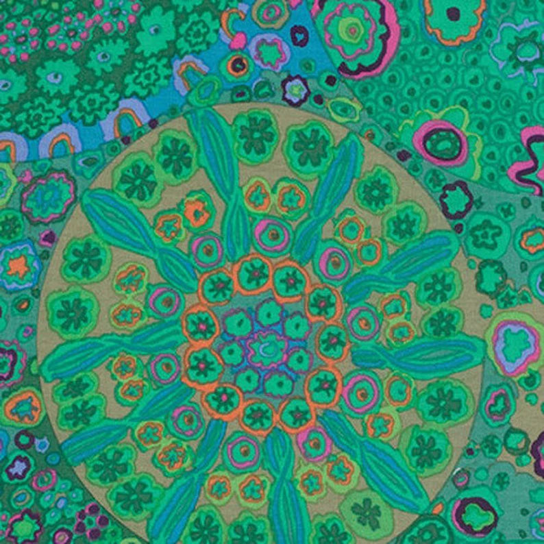 Lähikuva Kaffe Fassett Collectiven Millefiore Jade PWGP092.JADEX -puuvillakankaasta, jossa on yksityiskohtainen kukkakuviointi jadevihreän ja muiden sävyjen vivahteilla. Sopii täydellisesti tilkkutöihin ja ompeluun.
