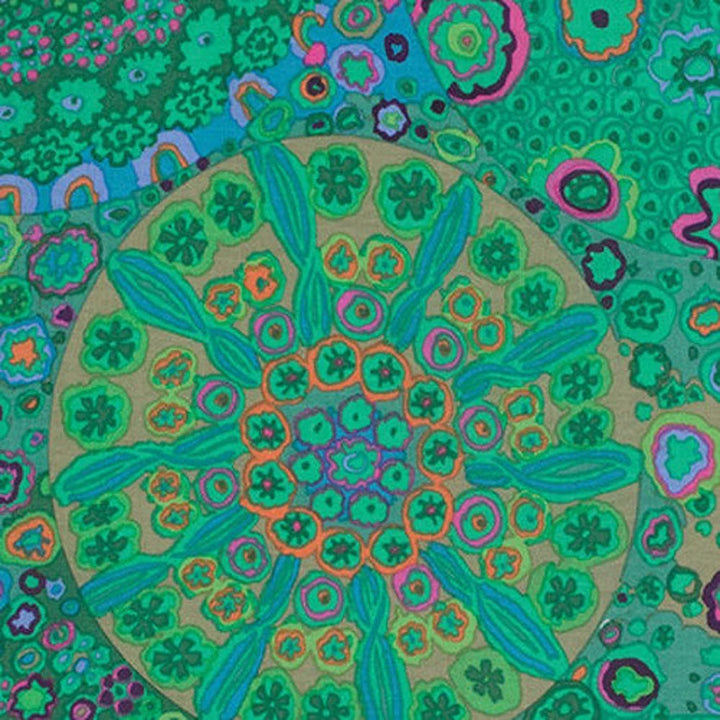 Lähikuva Kaffe Fassett Collectiven Millefiore Jade PWGP092.JADEX -puuvillakankaasta, jossa on yksityiskohtainen kukkakuviointi jadevihreän ja muiden sävyjen vivahteilla. Sopii täydellisesti tilkkutöihin ja ompeluun.