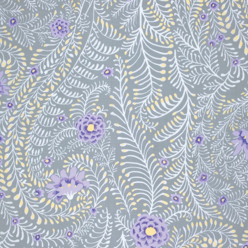 Kaffe Fassett, Ferns Grey PWGP147.GREYX puuvillakangas, harmaalla pohjalla, lilat kukkakuviot