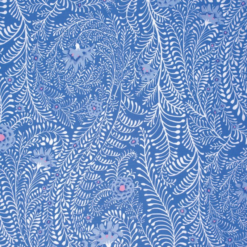 Kaffe Fassett, Ferns Periwinkle PWGP147.PERIW puuvillakangas, sinisellä pohjalla siniset kukkakuviot