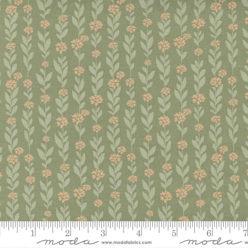  Lella Boutique Country Rose 5171-14 Sage Climbing Vine puuvillakangas, vaalea tausta ja oranssi kukkaköynnökset.