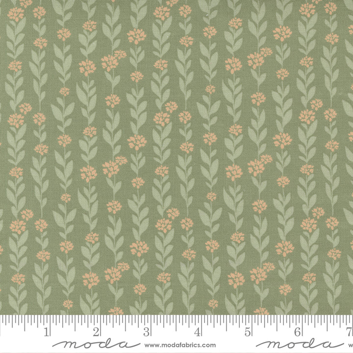  Lella Boutique Country Rose 5171-14 Sage Climbing Vine puuvillakangas, vaalea tausta ja oranssi kukkaköynnökset.