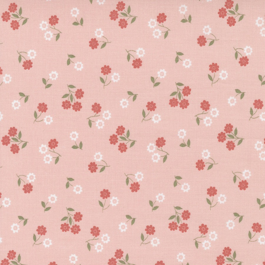 Lella Boutique Country Rose 5171-12 Pale Pink Dinty Floral puuvillakangas, vaaleanpunainen tausta pienillä  kukkakuvioilla.