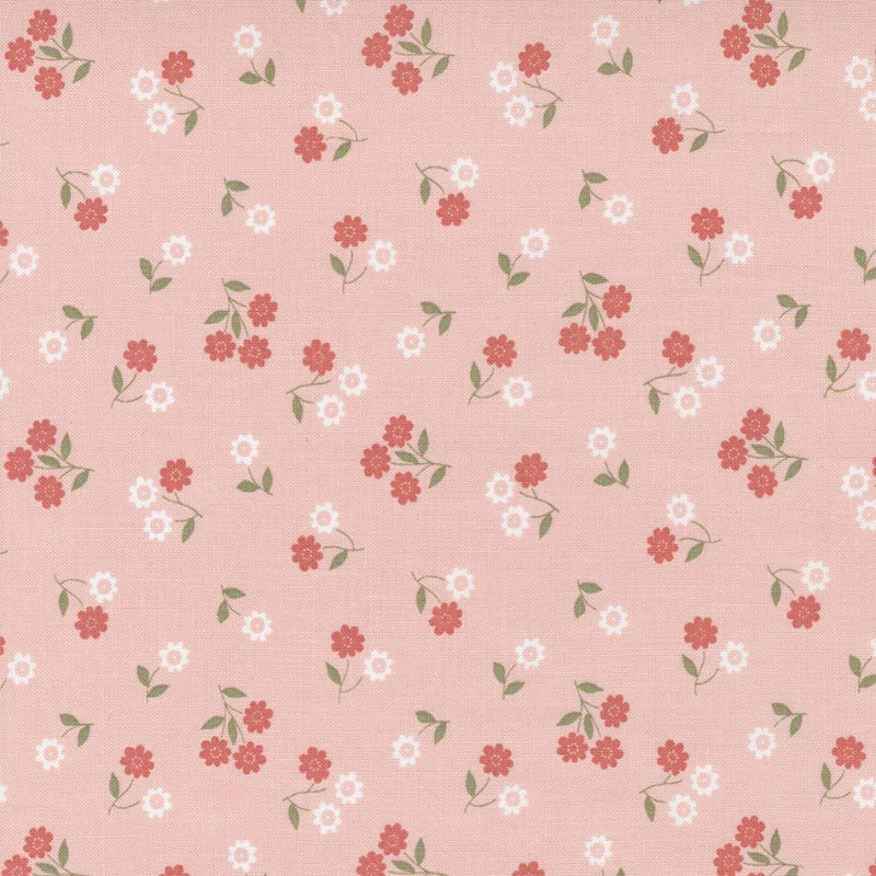 Lella Boutique Country Rose 5171-12 Pale Pink Dinty Floral puuvillakangas, vaaleanpunainen tausta pienillä  kukkakuvioilla.