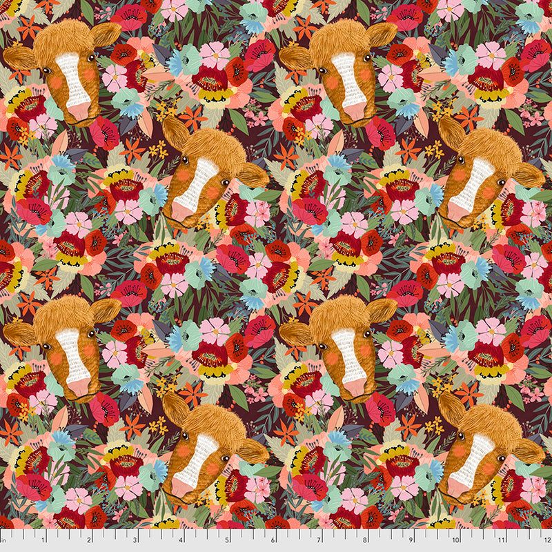 Mia Charro Farm Friends Floral Cow -puuvillakangas, jossa lehmän kasvot kukkameressä, monivärinen kuosi punaisilla, sinisillä ja vihreillä sävyillä.