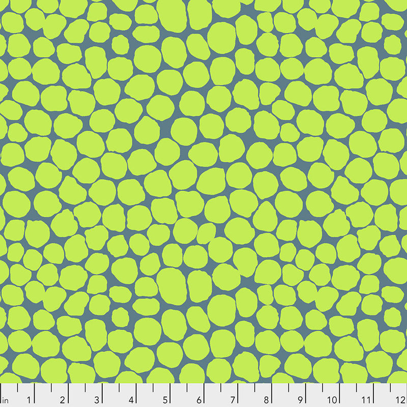 Vihreä ja kirkas Kaffe Fassett Jumble Lime PWBM053.LIME kangas, jossa iso täpläkuviointi.