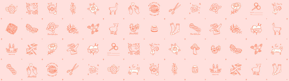 Ruby Star Society Purl RS2031-12 Charms Pale Pink – käsityöaiheiset ikonit vaaleanpunaisella pohjalla, sakset, lankavyyhti, kukat ja eläimet