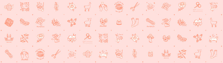 Ruby Star Society Purl RS2031-12 Charms Pale Pink – käsityöaiheiset ikonit vaaleanpunaisella pohjalla, sakset, lankavyyhti, kukat ja eläimet
