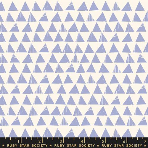 Ruby Star Society Sketchbook RS4076-14 Dusk – vaalea puuvillakangas laventelinsinisillä graafisilla kolmioilla.