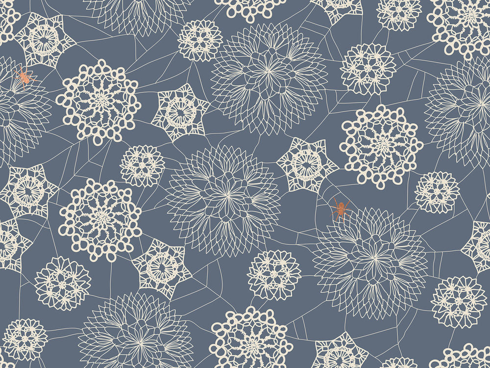 Harmaansinisellä pohjalla pitsimäisiä hämähäkinseittikuvioita ja oranssi hämähäkki, Ruby Star Society Spooky Darlings RS5076-16M Metallic Doily Spider Web Ghostly puuvillakangas.