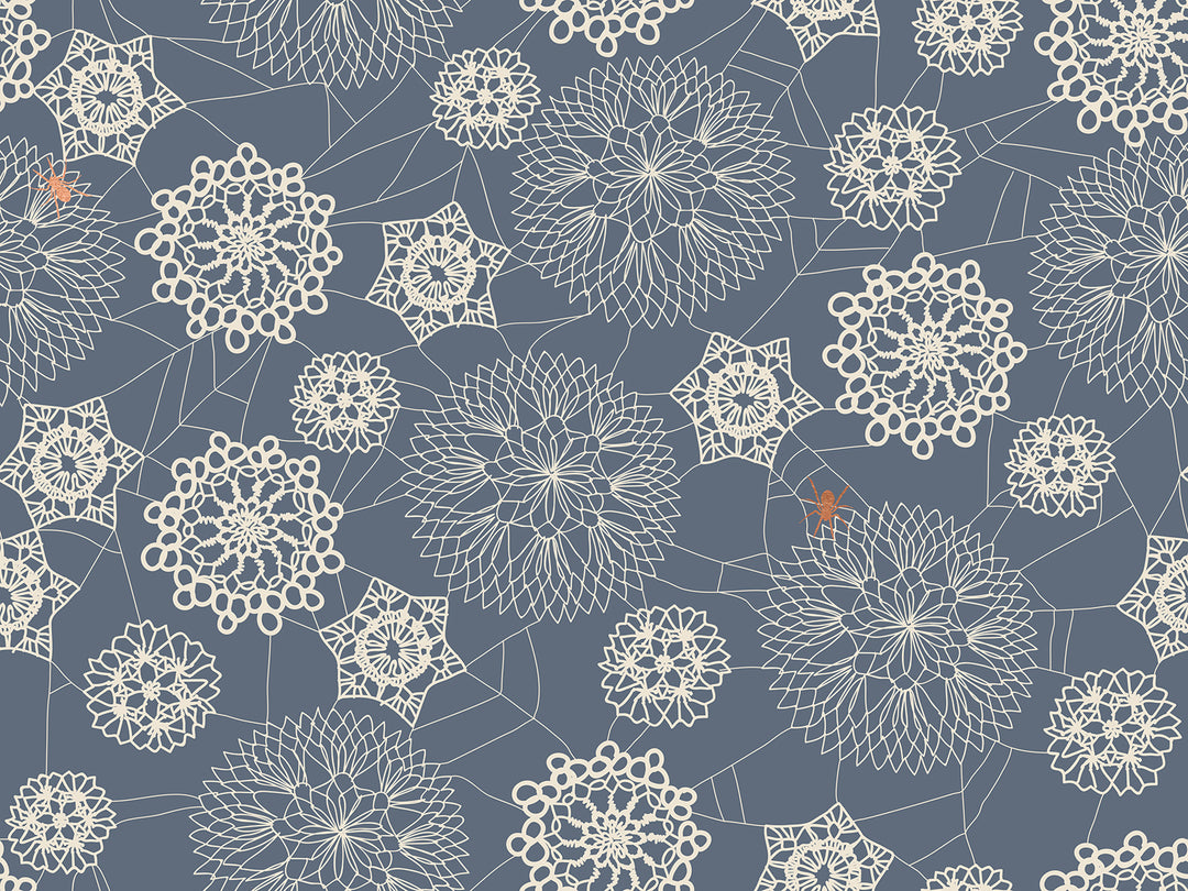 Harmaansinisellä pohjalla pitsimäisiä hämähäkinseittikuvioita ja oranssi hämähäkki, Ruby Star Society Spooky Darlings RS5076-16M Metallic Doily Spider Web Ghostly puuvillakangas.