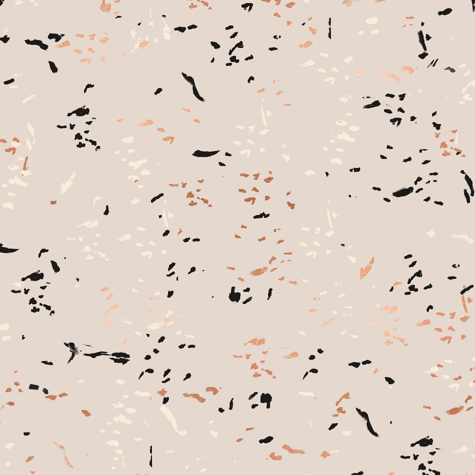 Ruby Star Society Sketchbook RS4070-13M – harmaa puuvillakangas metallinhohtoisilla kuparisilla siveltimenjäljillä.