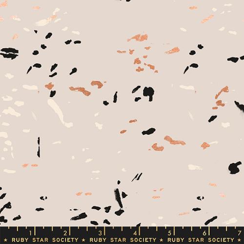 Ruby Star Society, Sketchbook RS4070-13M Metallic Copper Grei puuvillakangas Ruby Star Society Sketchbook RS4070-13M – harmaa puuvillakangas metallinhohtoisilla kuparisilla siveltimenjäljillä.