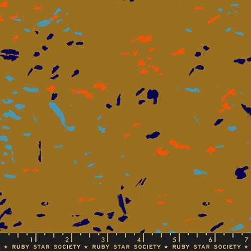 Ruby Star Society Sketchbook RS4070-18 Suede – ruskea puuvillakangas sinisillä ja oransseilla abstrakteilla siveltimenjäljillä.