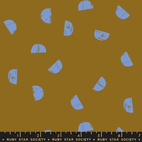 Ruby Star Society Sketchbook RS4075-19 Suede – ruskea puuvillakangas sinisillä käsin maalatun näköisillä puolikaarikuviolla.