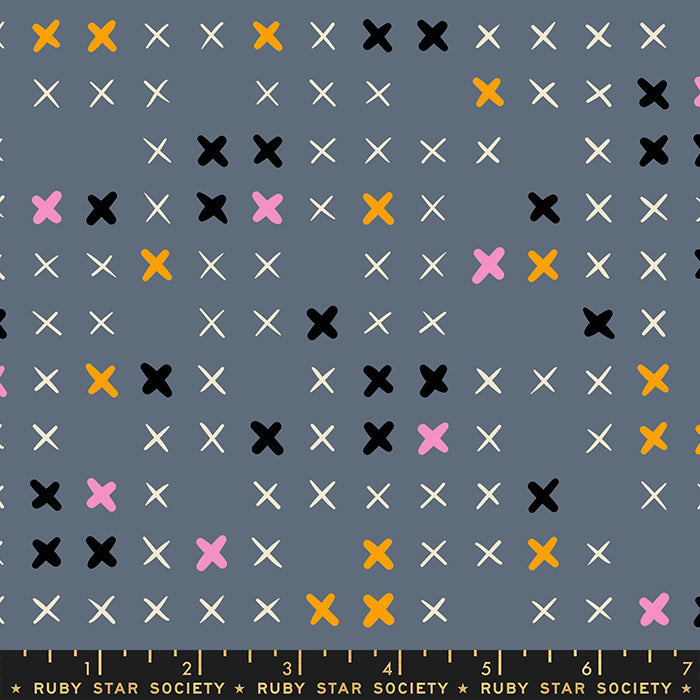 Harmaansinisellä pohjalla monivärisiä ristiommelkuvioita, Ruby Star Society Spooky Darlings RS5072-13 Frankenstitches Ghostly puuvillakangas.