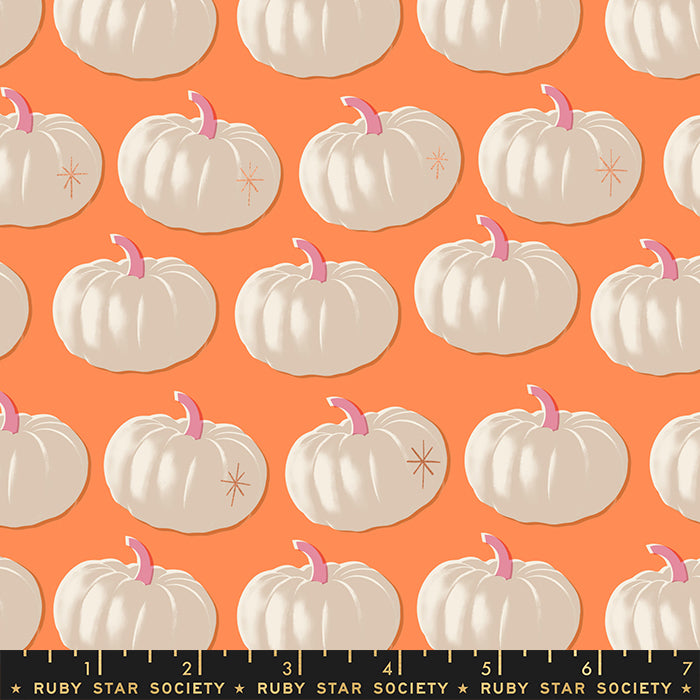 Oranssi Ruby Star Society Spooky Darlings RS5075-12M Metallic Pumpkins Orange puuvillakangas, jossa vaaleanharmaita kurpitsoja riveissä.