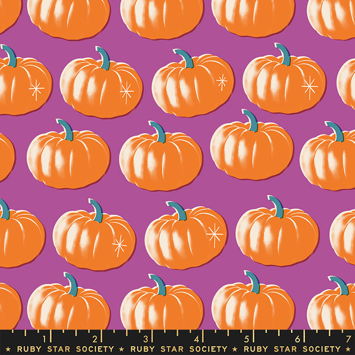 Violettipohjainen Ruby Star Society Spooky Darlings RS5075-13 Pumpkins Witchy puuvillakangas, jossa oransseja kurpitsoja riveissä.