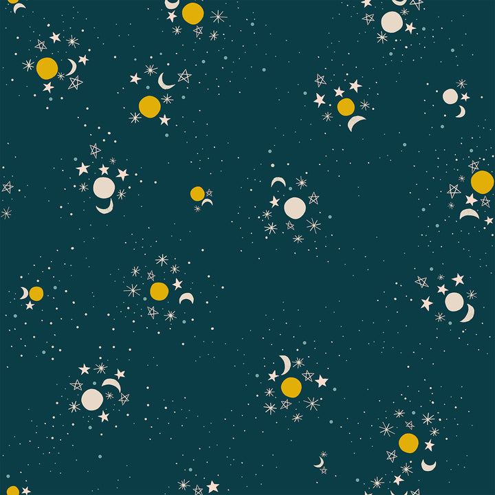Tummansinisellä pohjalla keltaisia aurinkoja, vaaleita kuita ja tähtiä, Ruby Star Society Spooky Darlings RS5077-11 Sun Moon Stars Peacock puuvillakangas.