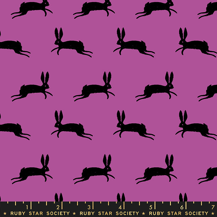 Violetilla pohjalla mustia loikkivia pupusiluetteja. Ruby Star Society Spooky Darlings RS5078-13 Ghost Bunny Witchy puuvillakangas.