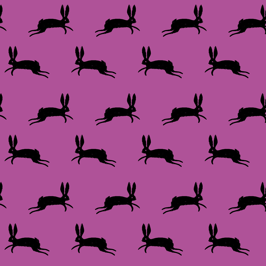 Violetilla pohjalla mustia loikkivia pupusiluetteja. Ruby Star Society Spooky Darlings RS5078-13 Ghost Bunny Witchy puuvillakangas.