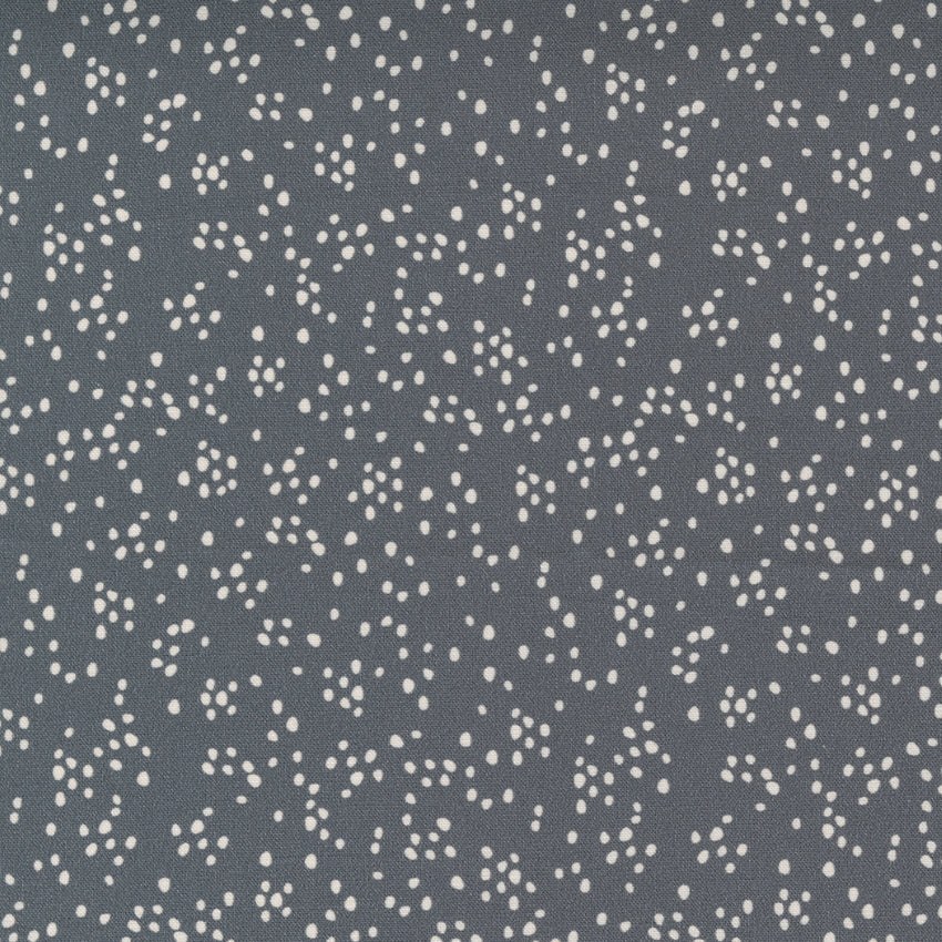 Hiilenharmaa pienikuvioinen Sweetfire Road Through the Woods puuvillakangas tilkkutöihin ja ompelutöihin