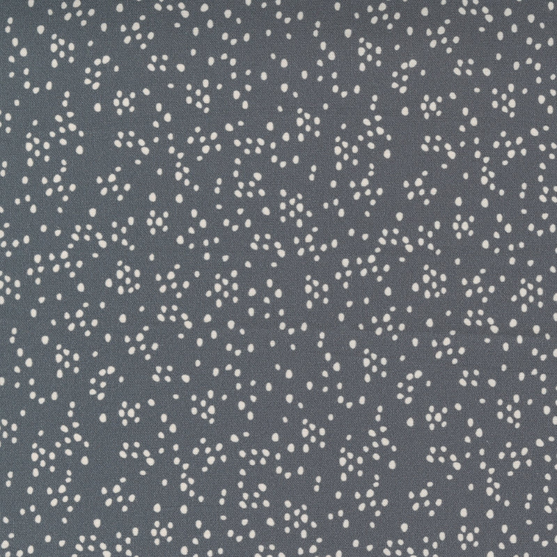 Hiilenharmaa pienikuvioinen Sweetfire Road Through the Woods puuvillakangas tilkkutöihin ja ompelutöihin