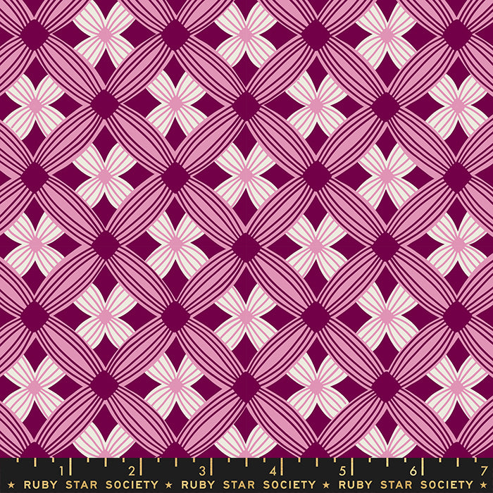 Ruby Star Society Tarrytown RS3022-14 Purple Velvet – geometrinen kukkakangas viininpunaisella pohjalla, vaaleanpunainen ja valkoinen kuvio