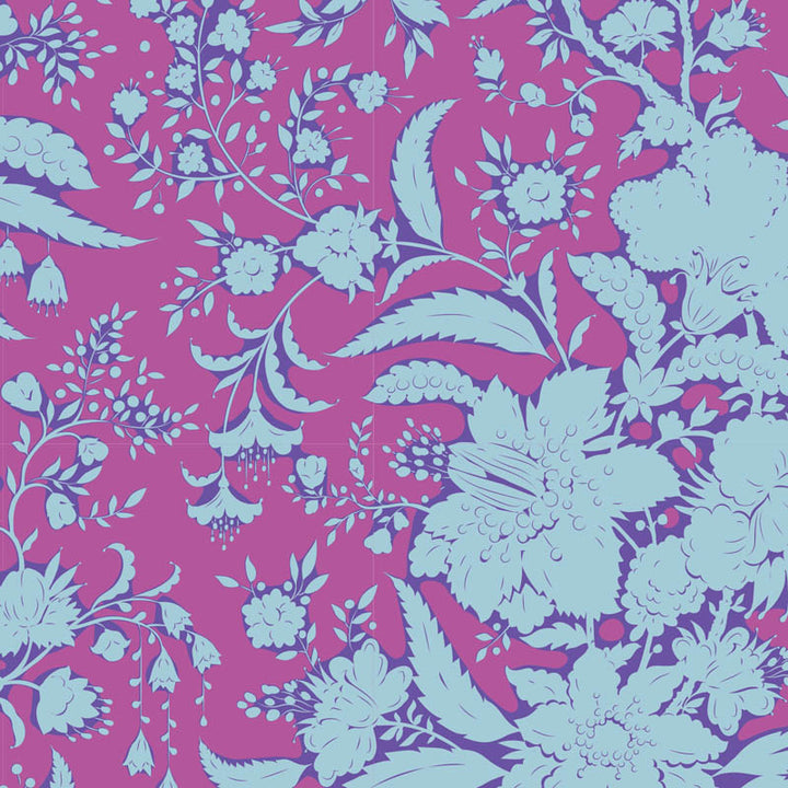 Abloom Plum -kangas Bloomsville-kokoelmasta. Lilan ja sininen kukkakuosi, täydellinen tilkkutöihin ja värikkäisiin käsityöprojekteihin.