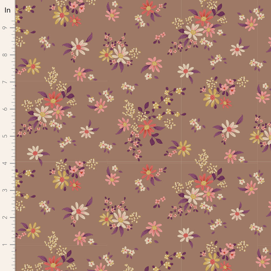 Tilda Chic Escape Daisyfield Taupe 110054 puuvillakangas, ruskea pohja ja värikkäät kukkakuviot. Sopii tilkkutöihin ja käsitöihin
