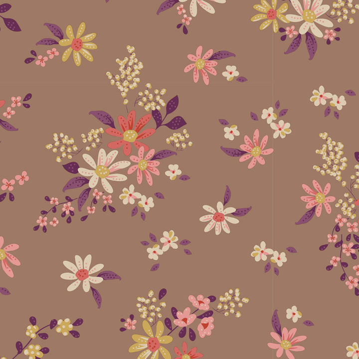 Tilda Chic Escape Daisyfield Taupe 110054 puuvillakangas, ruskea pohja ja värikkäät kukkakuviot. Sopii tilkkutöihin ja käsitöihin