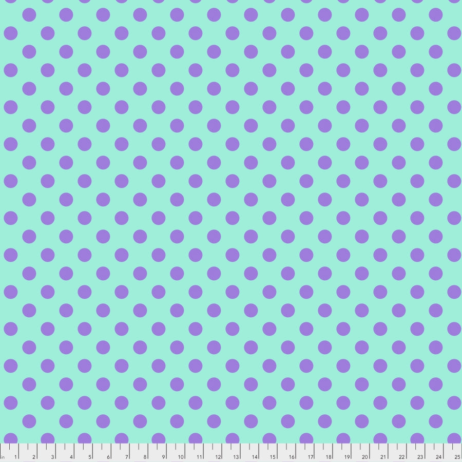Tula Pink True Colors Pom Poms Petunia -puuvillakangas, turkoosi/aqua-tausta, suuret vaaleanliilat pilkut. Raikas ja värikäs kangas tilkkutöihin ja ompeluun.