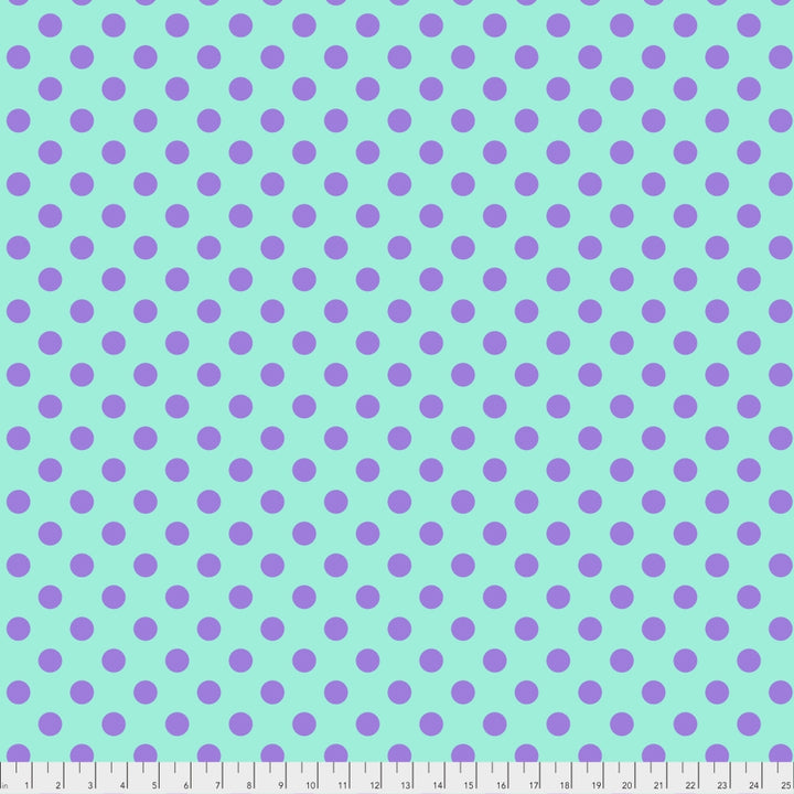 Tula Pink True Colors Pom Poms Petunia -puuvillakangas, turkoosi/aqua-tausta, suuret vaaleanliilat pilkut. Raikas ja värikäs kangas tilkkutöihin ja ompeluun.