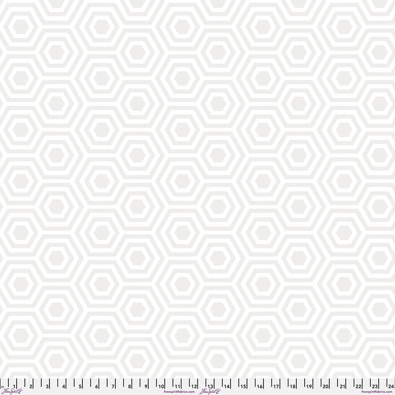 Tula Pink - True Colors 108" - Hexy XL Snowfall QBTP014.SNOWFALL leveä puuvillasatiini-takakangas, valkoinen valkoisella hexagon-kuvio, hillitty ja elegantti tilkkutyö-projekteihin.