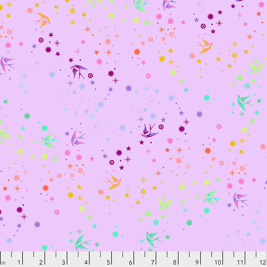 Tula Pink Fairy Dust Sherbet- puuvillakangas, jossa on sateenkaaren värisiä pääskysiä ja tähtikuvioita lilansävyisellä pohjalla.