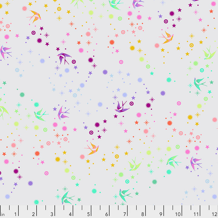 Tula Pink Fairy Dust Whisper - puuvillakangas, jossa on sateenkaaren värisiä pääskysiä ja tähtikuvioita harmaalla pohjalla.