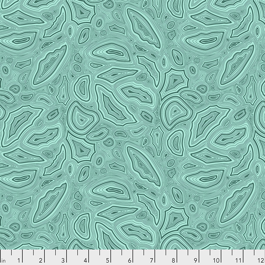 Kuvassa Tula Pinkin True Colors kokoelman Mineral Aquamarine -puuvillakangas turkoosissa sävyssä. Mineraalimainen, orgaaninen kuvio.