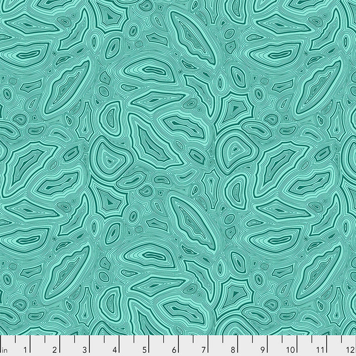Kuvassa Tula Pinkin True Colors kokoelman Mineral Aquamarine -puuvillakangas turkoosissa sävyssä. Mineraalimainen, orgaaninen kuvio.