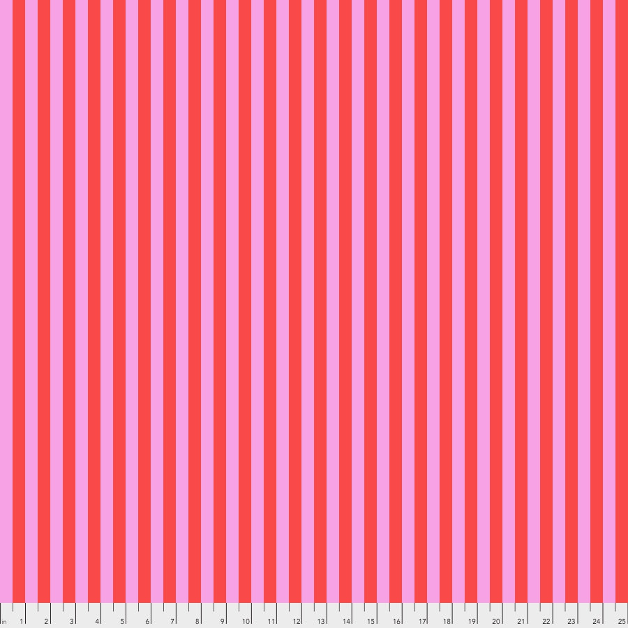 Tula Pink True Colors Tent Stripe Poppy - pinkki/punaraidallinen 100% puuvillakangas, jossa ½ tuuman raidat. Täydellinen kanttaukseen ja moderniin tilkkutöihin.