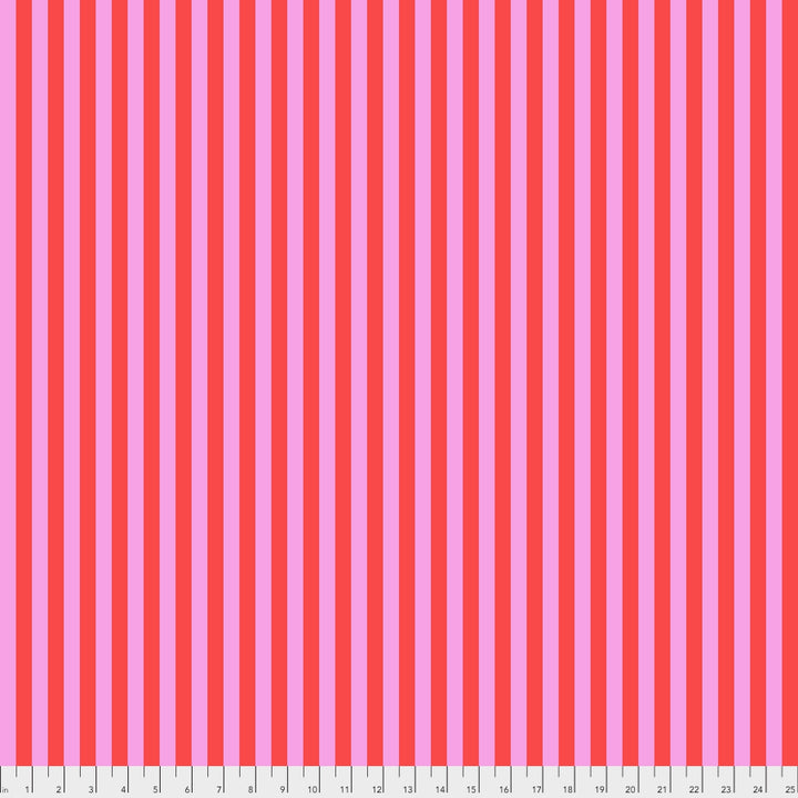 Tula Pink True Colors Tent Stripe Poppy - pinkki/punaraidallinen 100% puuvillakangas, jossa ½ tuuman raidat. Täydellinen kanttaukseen ja moderniin tilkkutöihin.