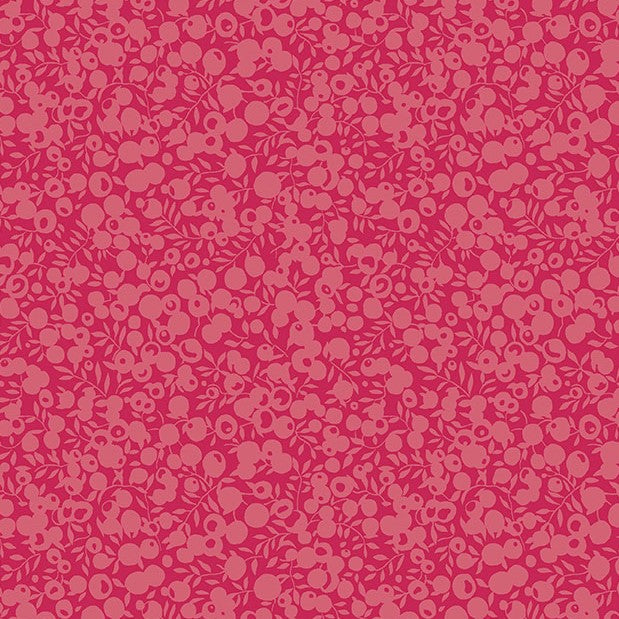 Liberty Wiltshire Shadow Raspberry puuvillakangas, vaaleanpunainen marja- ja lehtikuosi.
