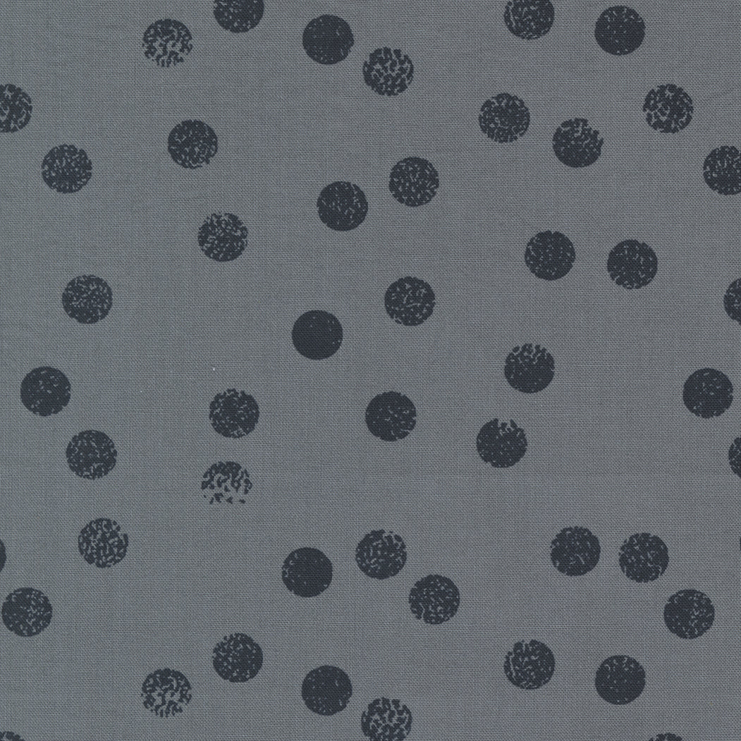 Zen Chic Filigree 1813-20 Dotties Graphite – harmaa puuvillakangas, jossa modernit pistekuviot. Täydellinen tilkkutöihin ja ompeluprojekteihin.