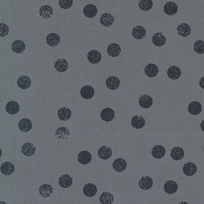 Zen Chic Filigree 1813-20 Dotties Graphite – harmaa puuvillakangas, jossa modernit pistekuviot. Täydellinen tilkkutöihin ja ompeluprojekteihin.