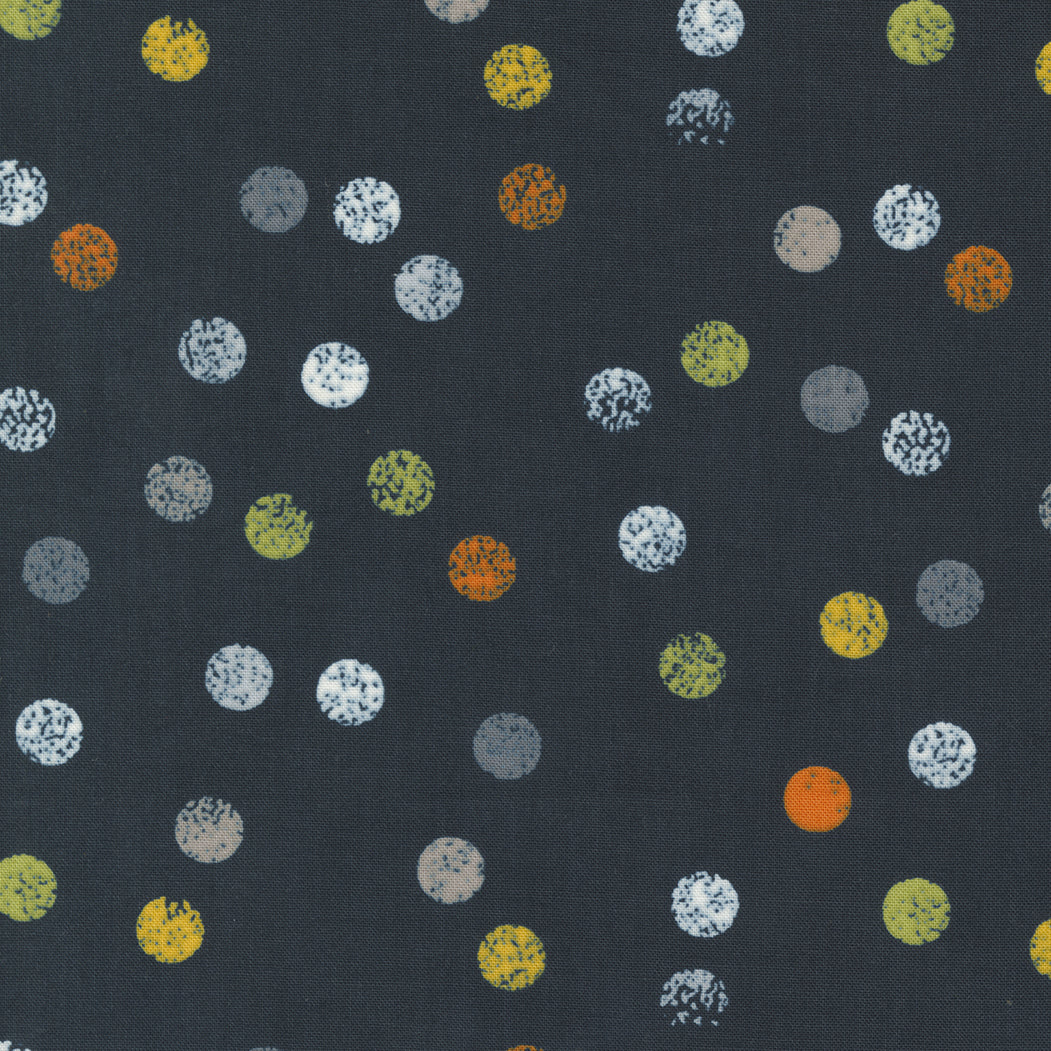 Zen Chic Filigree 1813-23 Dotties Black – musta puuvillakangas, jossa modernit pistekuviot. Täydellinen tilkkutöihin ja ompeluprojekteihin.
