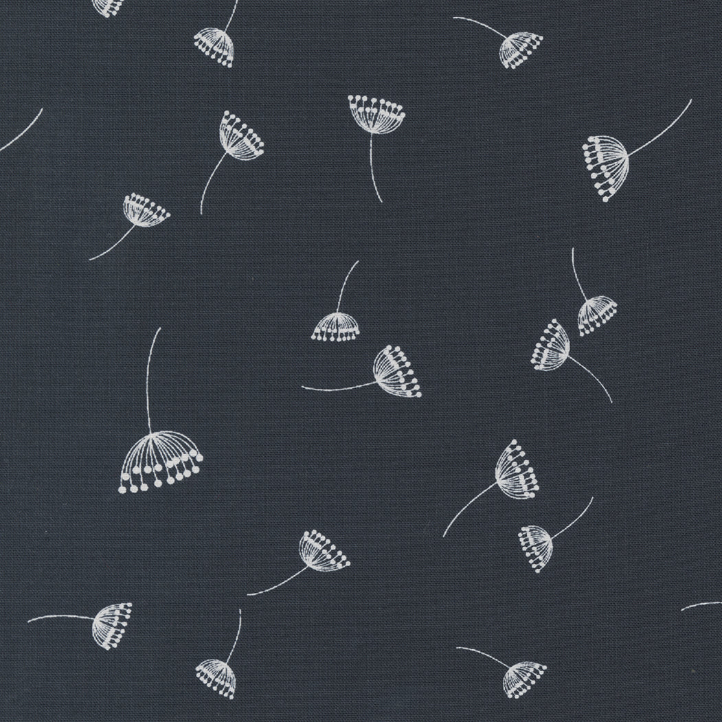 Zen Chic Filigree 1811-23 Dandelions Black – musta puuvillakangas, jossa herkät voikukkakuviot. Sopii tilkkutöihin ja käsityöprojekteihin.