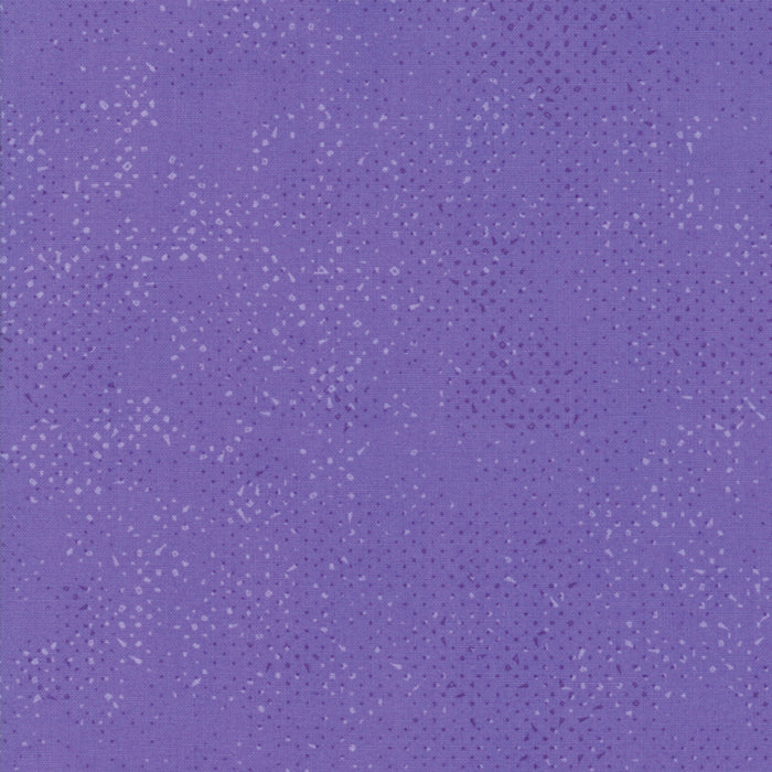 Zen Chic Spotted Purple -puuvillakangas, moderni täpläkuosi, täydellinen tilkkutöihin ja ompeluprojekteihin.