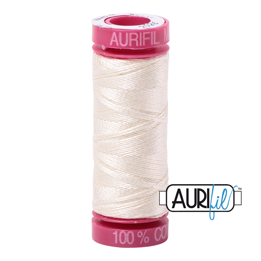 Aurifil 12wt 2026 Chalk White 100% puuvillalanka pieni, ompeluun ja tikkaamiseen