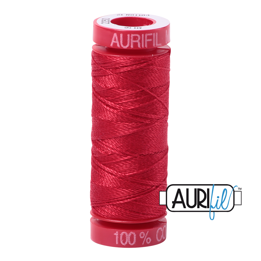 Aurifil 12wt 2250 Red 100% puuvillalanka ompeluun, kirjontaan ja tikkaamiseen.